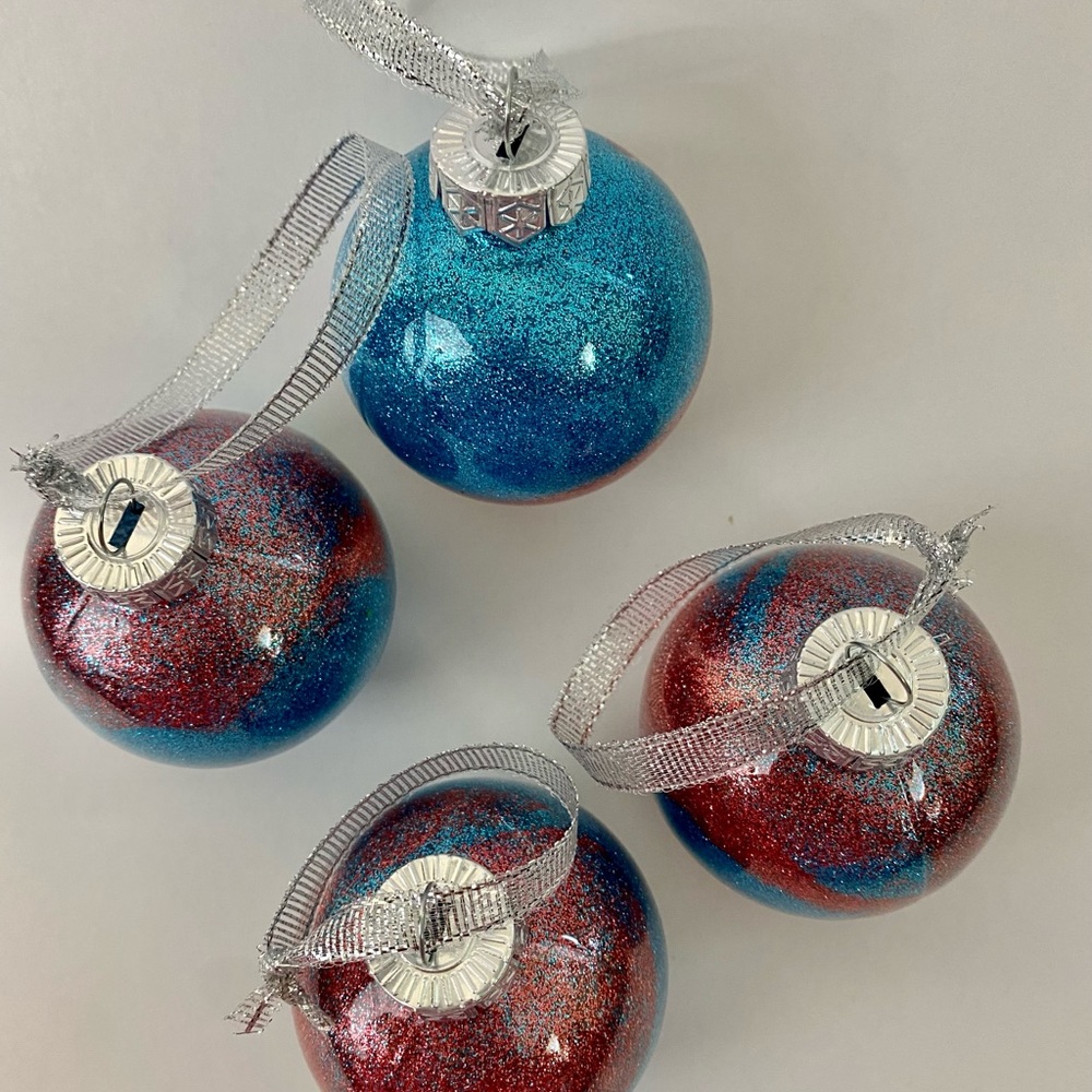 ❤️4 for $25❤️Set of 4 ombre red and blue glitter ornaments - Picture 4 of 4
